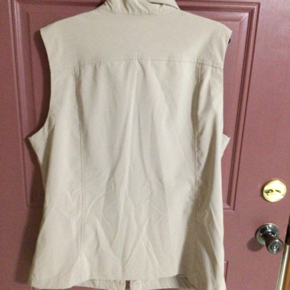 TravelSmith Tan Women's Vest - Picture 2 of 4